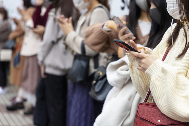 音楽をスマホで聴く女性