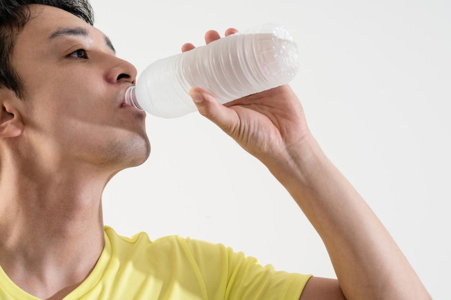 水分補給をする男性