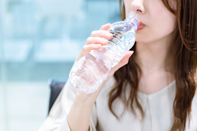 ミネラルウォーターを飲む女性